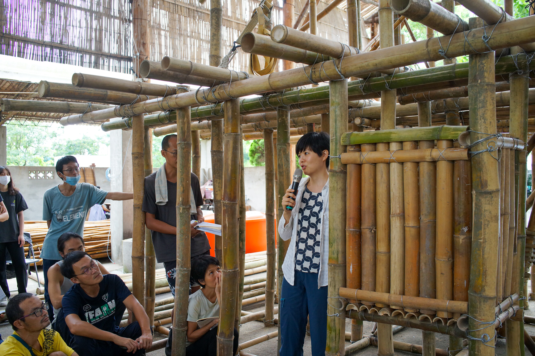 Une participante explique ce qu'elle a appris en construisant la cage en bambou pour le singe (cf. premier volet du reportage) du Takuban (© Sasa)