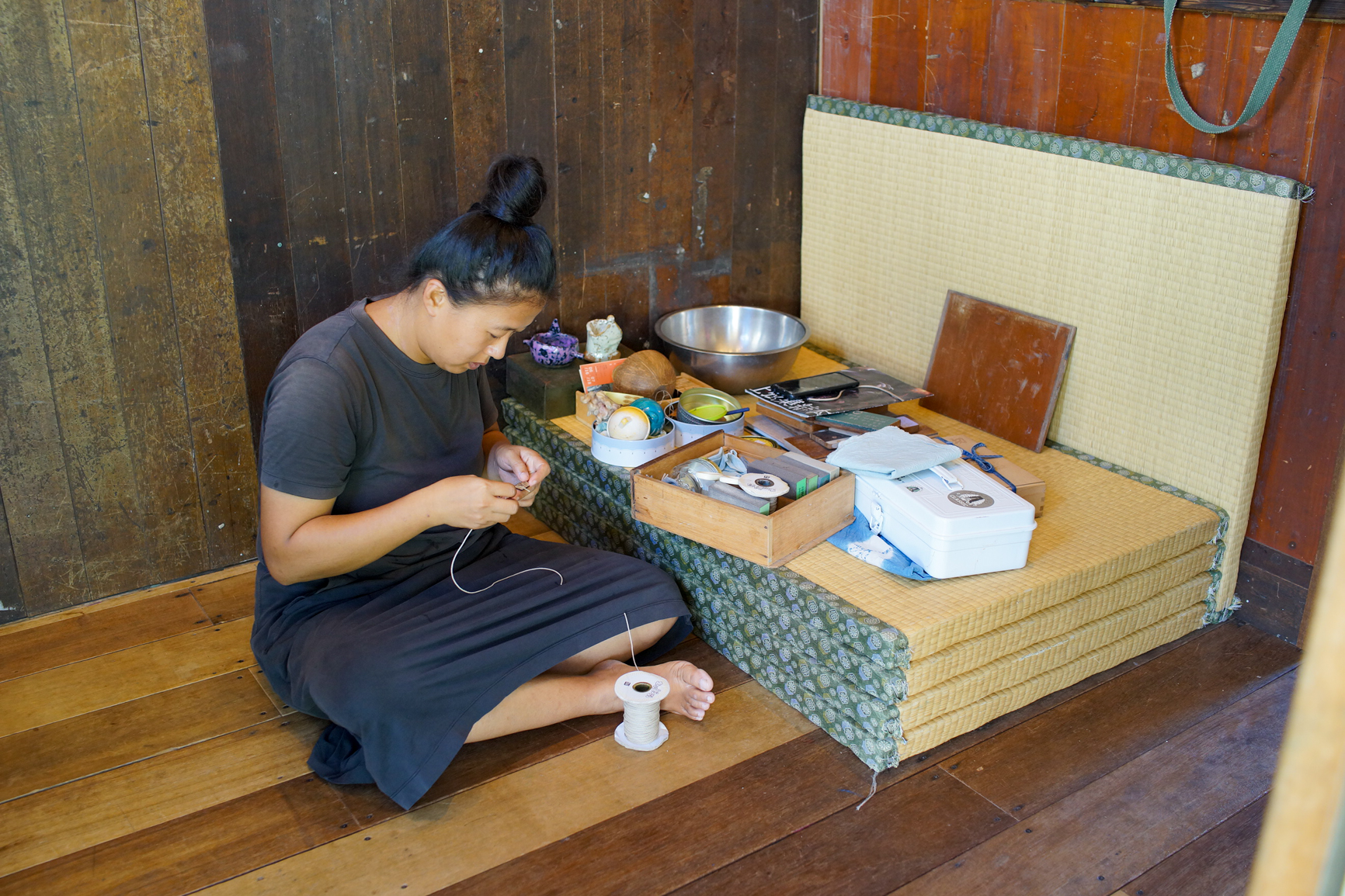 Hsiao Chu travaille dans son atelier / maison (photo Sasa)