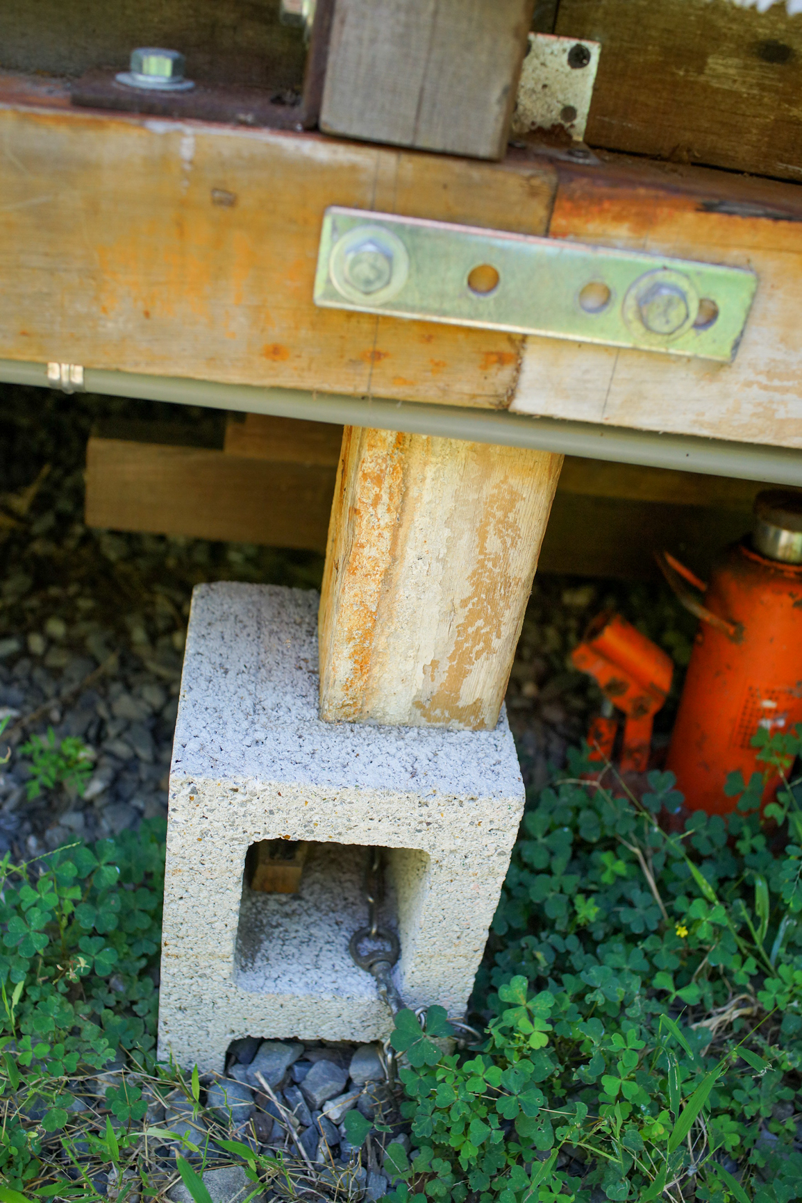 C'est important de séparer le bois du sol pour éviter les termites, et de faire en sorte que l'intérieur de la maison ne soit pas trop humide