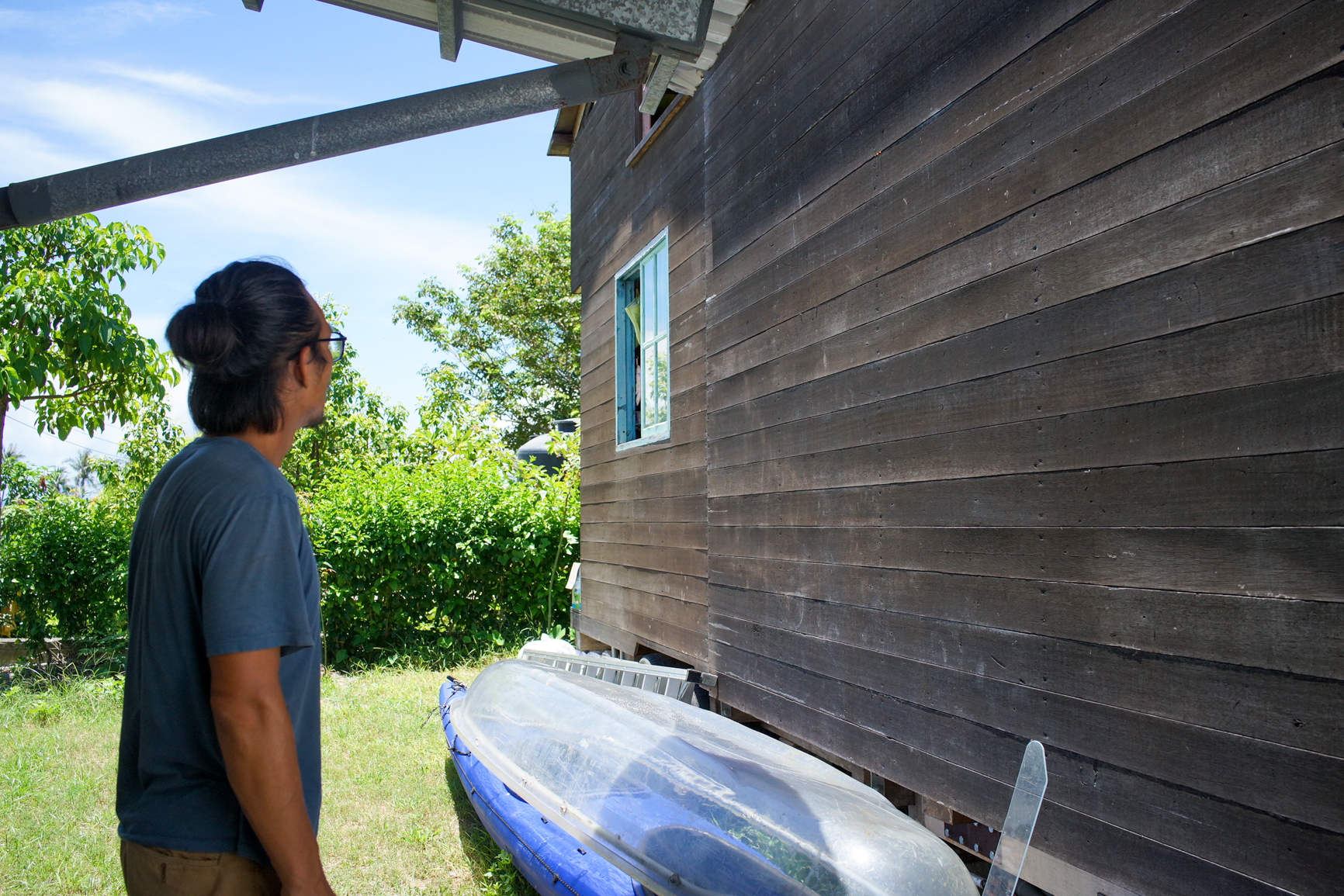 Même si parfois l'eau pénètre un peu dans la maison car la Tiny House est en bois de récupération, elle a résisté aux typhons de cet été (photo : Sasa)