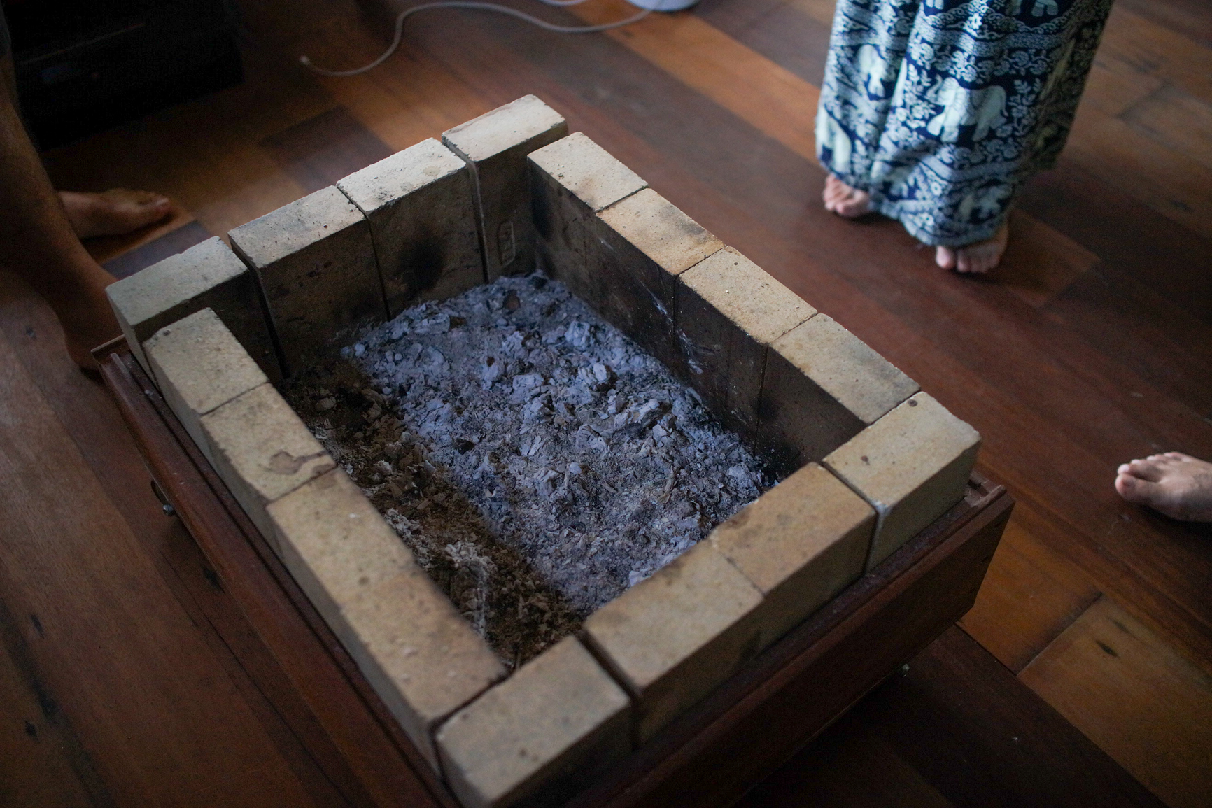 Jimmy a fabriqué un petit foyer sur roulettes, qui peut servir de barbecue à l'extérieur et pour réchauffer la maison en hiver (photo : Sasa)