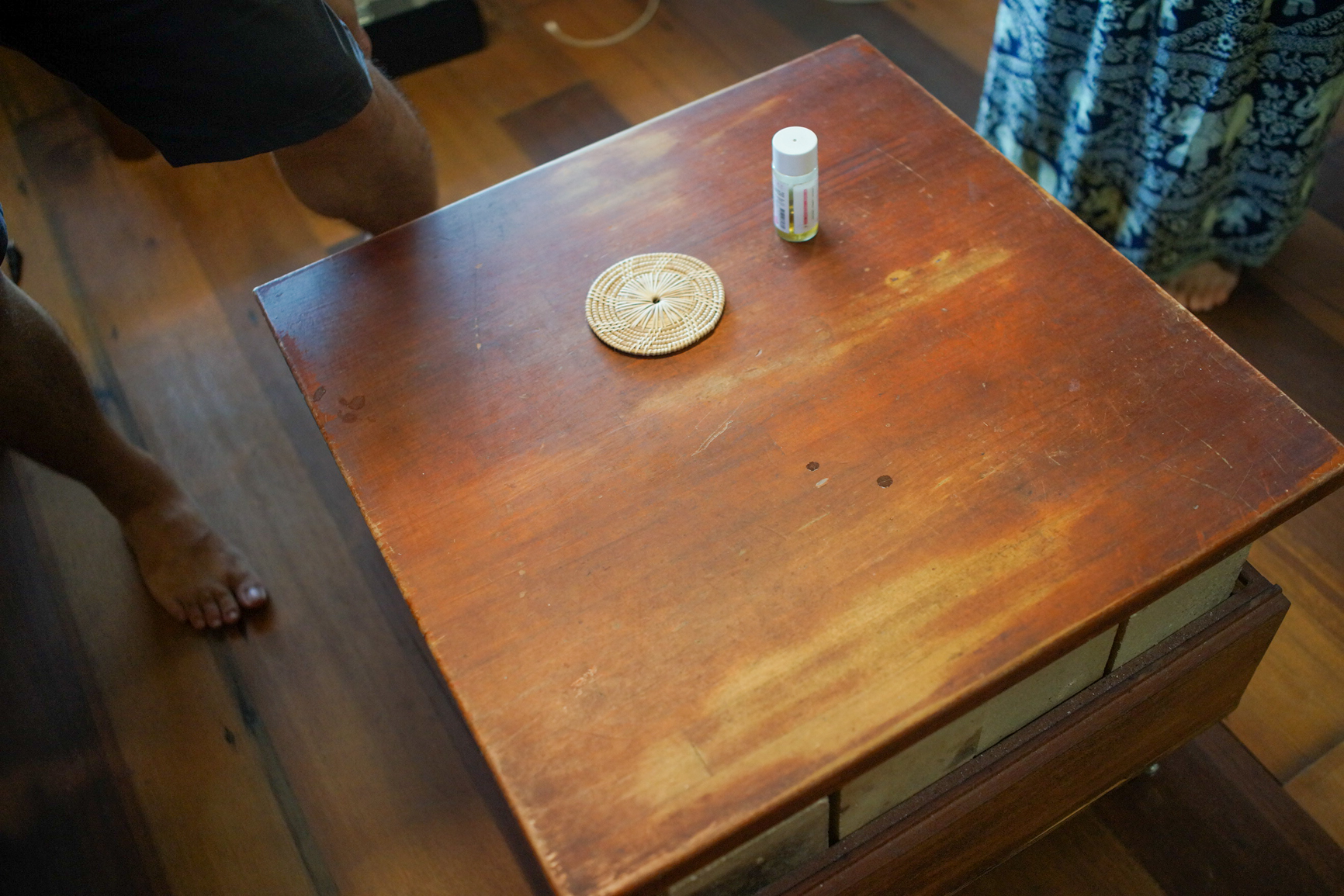 Le réchaud / barbecue de Jimmy fait aussi table basse, il suffit de poser une planche dessus ! (photo Sasa)