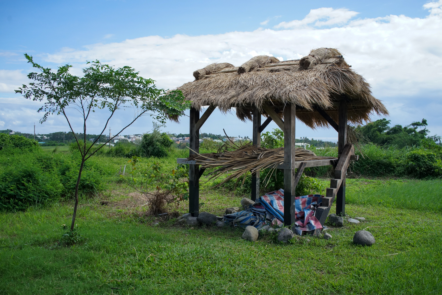 Cet auvent a beaucoup souffert du typhon mais il a été réparé (photo : Sasa)