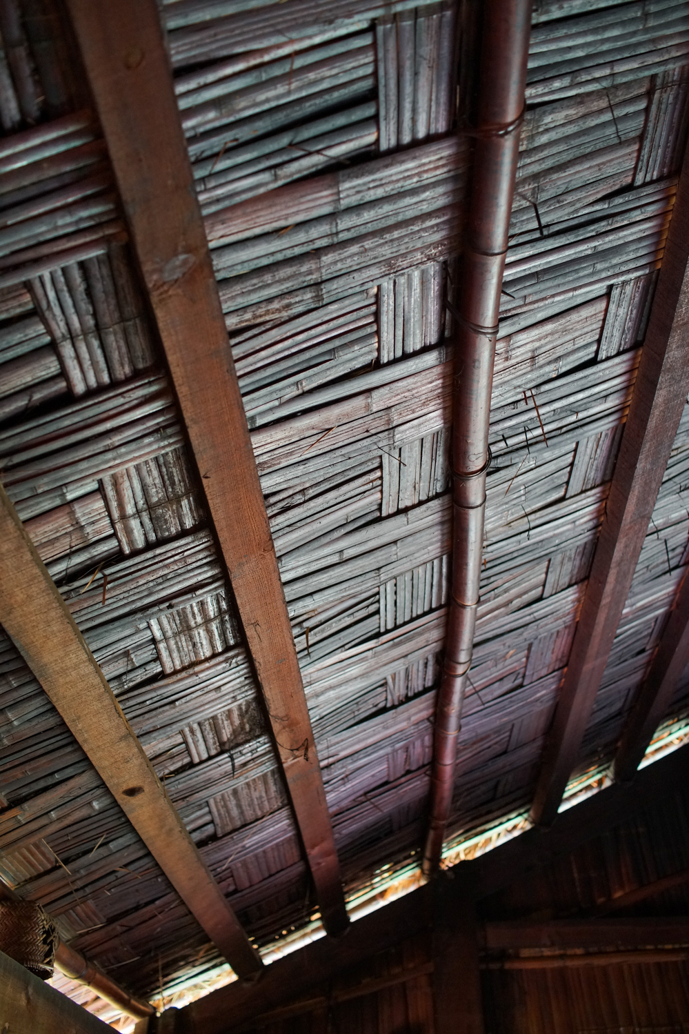 Le plafond en bambou, noirci par la fumée à force d’allumer un foyer tous les jours à l’intérieur, cela protège le plafond et le toit (photo : Sasa)