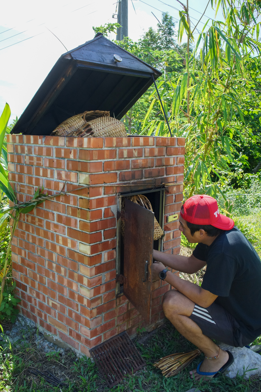 Four pour fumer les paniers en rotin (© Sasa)