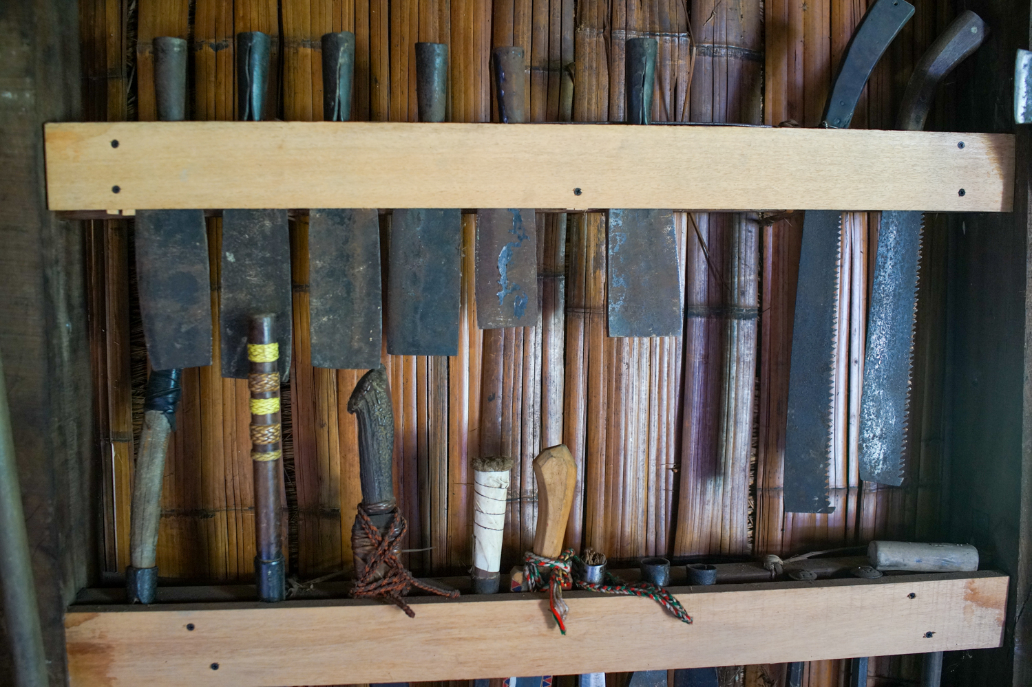 Outils pour le travail du bambou et du rotin notamment (© Sasa)