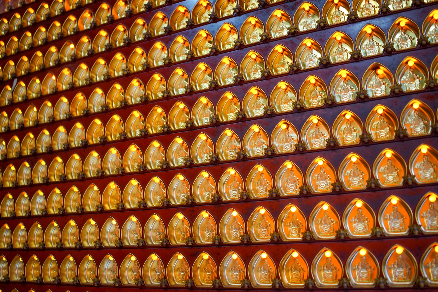 On peut payer pour garder une lumière allumée toute l'année, pour repousser les mauvais esprits (© Sasa)