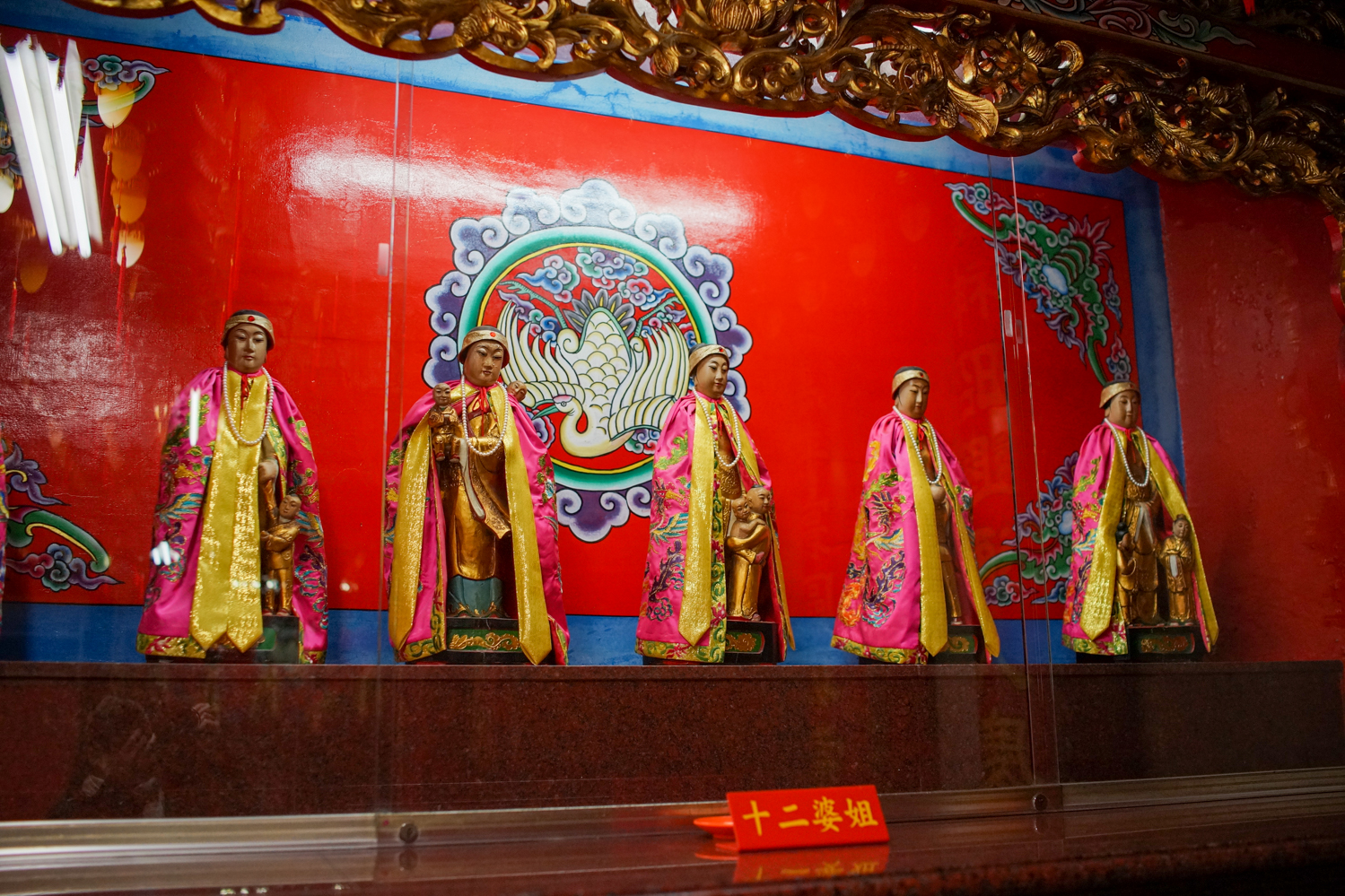十二婆姐 les douze belles-soeurs, qui protègent les enfants et que les femmes enceintes ou qui ont des enfants en bas âge viennent prier (© Sasa)