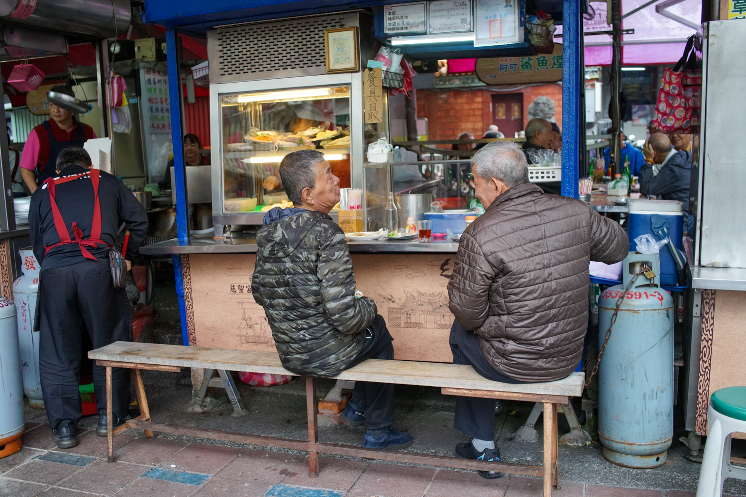 C'est l'occasion de discuter entre vieux amis du quartier (© Sasa)