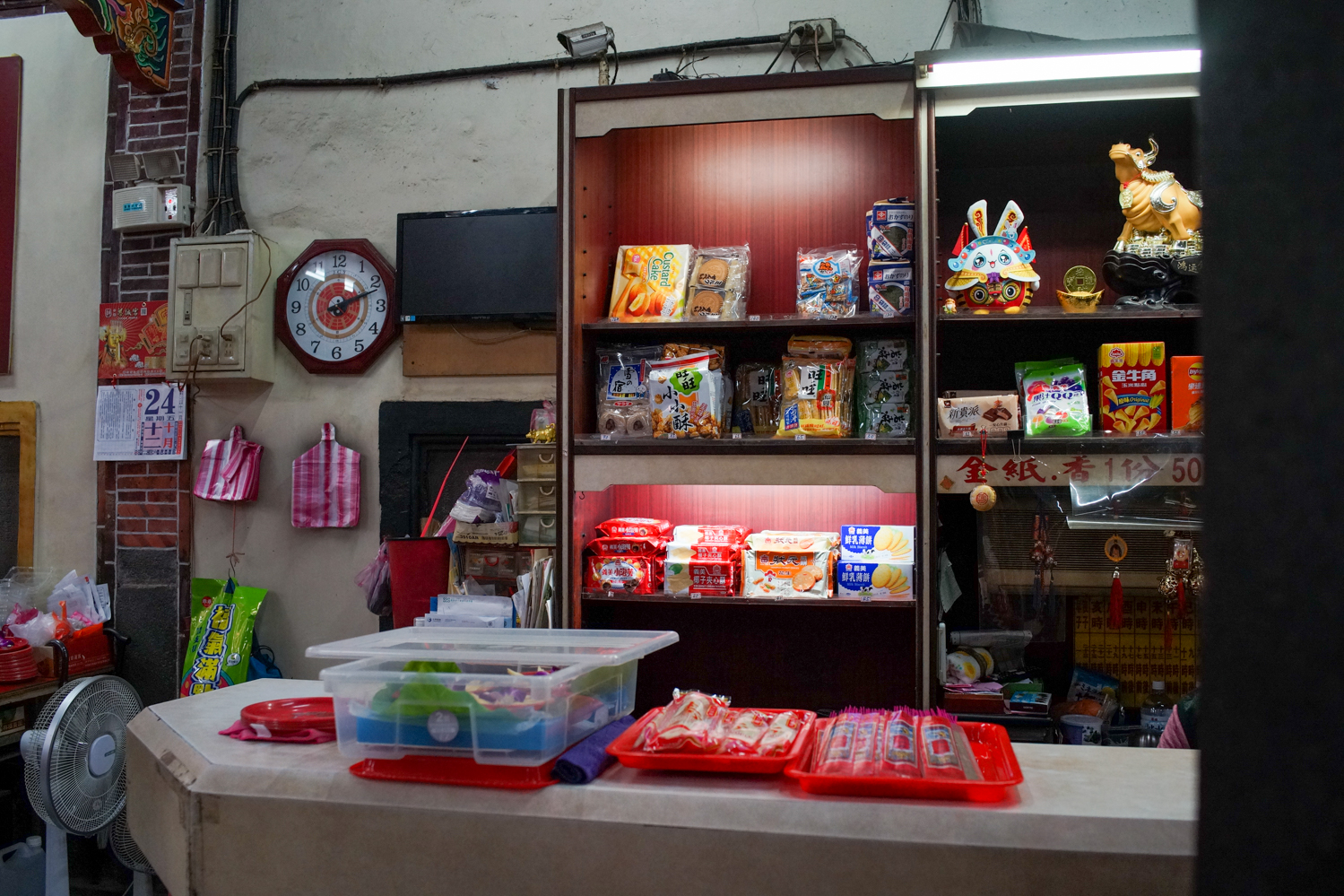 Le magasin à l'entrée du temple qui vend tout ce qu'il faut pour les offrandes (© Sasa)