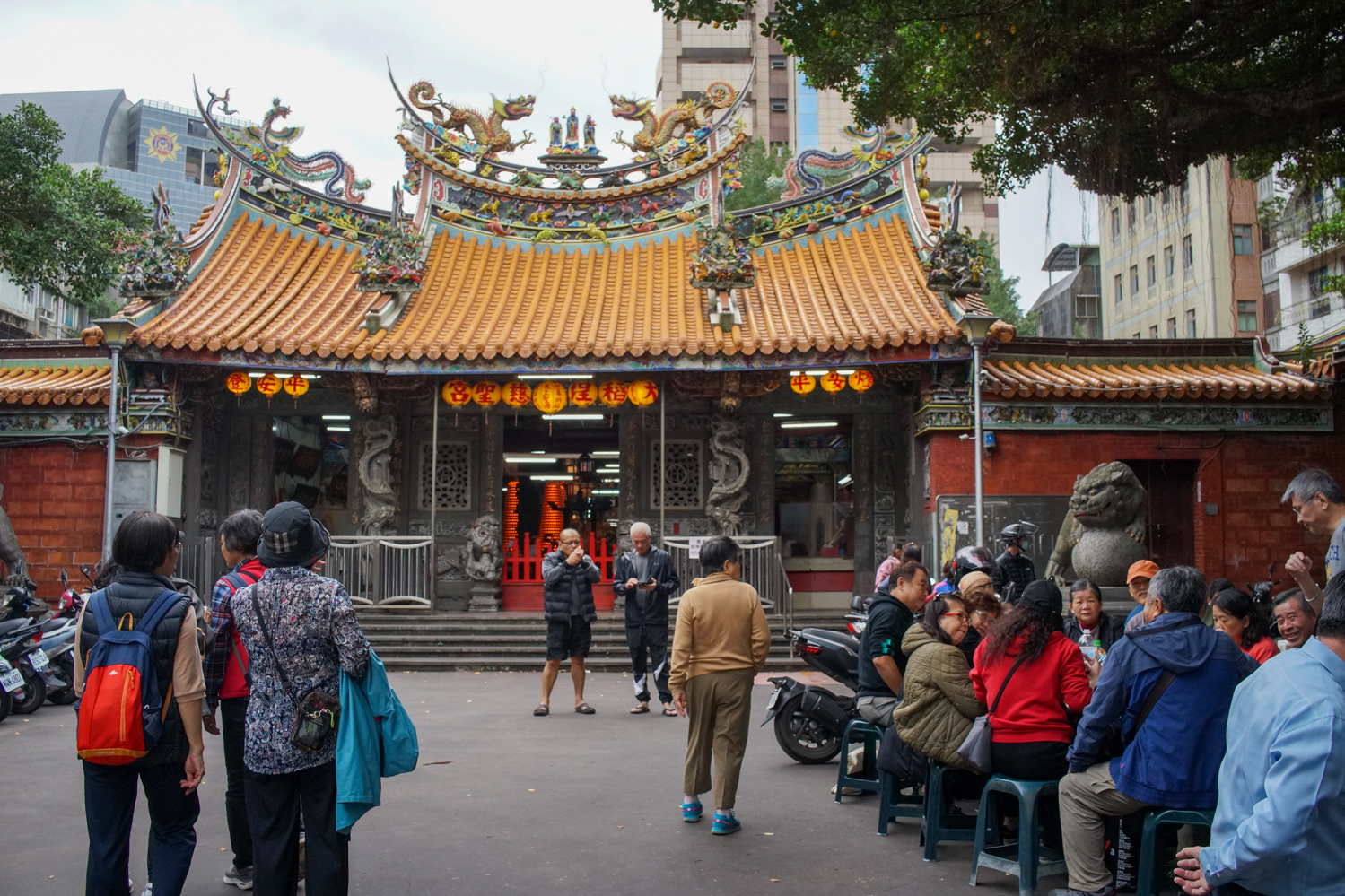En mettant à disposition sa cour pour les restaurants de rue adjacents, le temple Cisheng Gong a su créer une ambiance très conviviale (photo © Sasa)