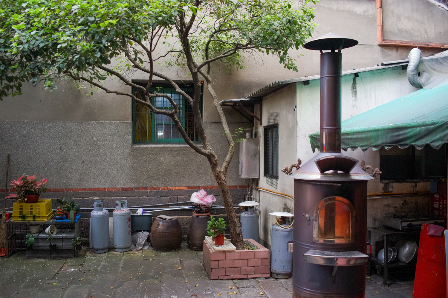 Un incinérateur pour brûler le papier-monnaie (faux billets) afin qu'ils parviennent aux ancêtres dans l'autre monde (photo © Sasa)