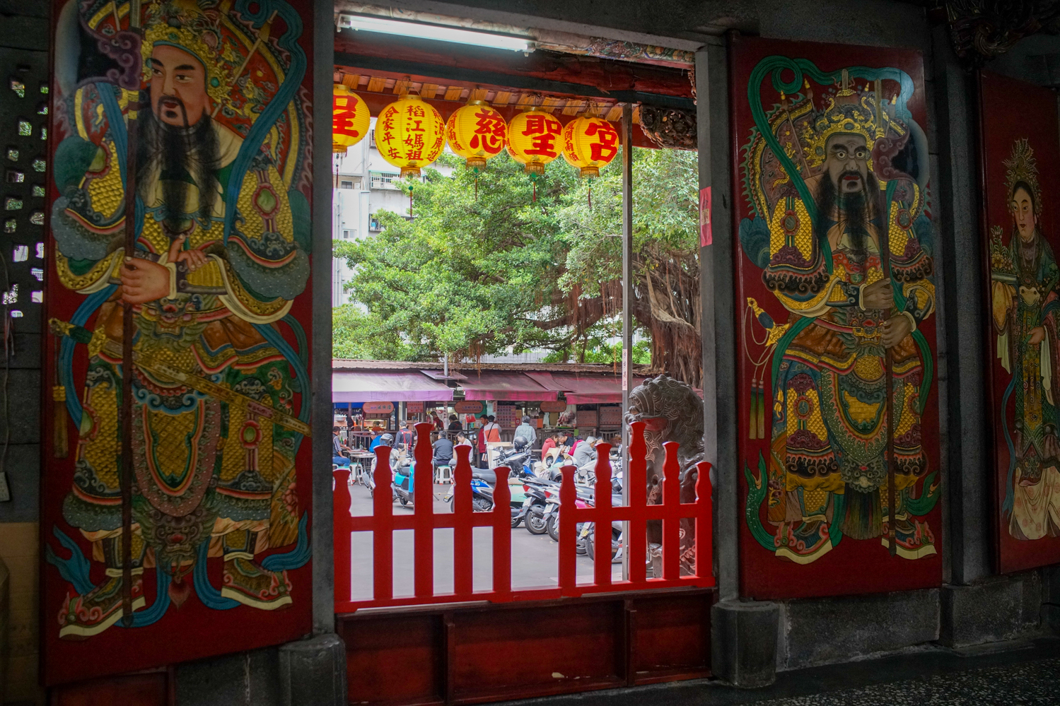 Ls divinités protectrices de la porte du temple veille sur nous (photo © Sasa)