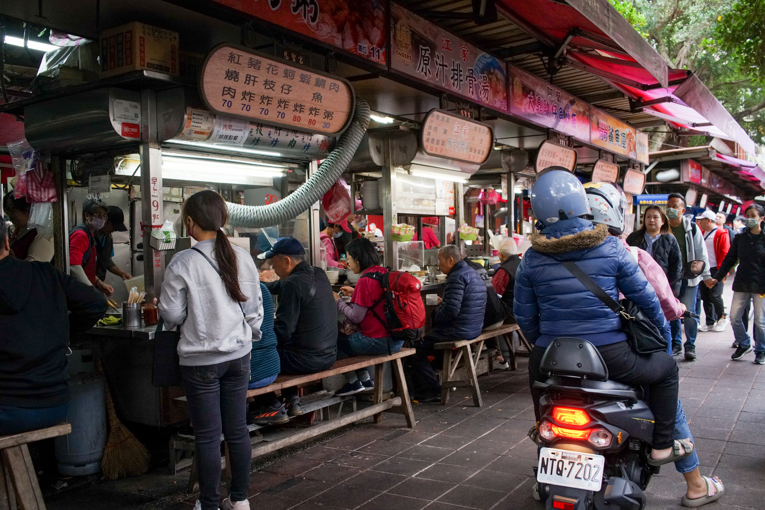 On entre au temple Cisheng Gong par une rue piétonne... mais aussi pratiquée par les scooters (photo © Sasa)