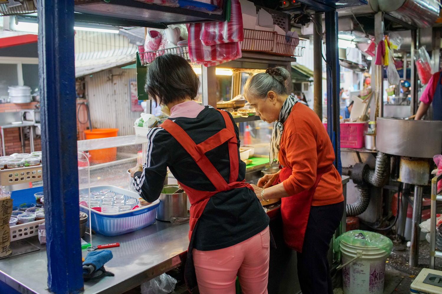Au stand de "requin fumé", A-ma qui a plus de 80 ans, et sa fille (photo © Sasa)
