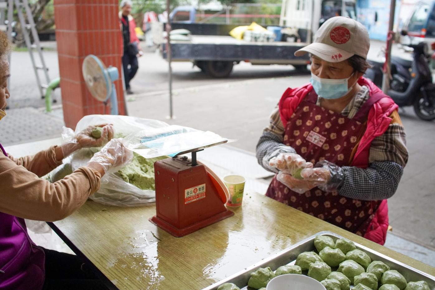Confection des ala-koe (photo © Sasa)