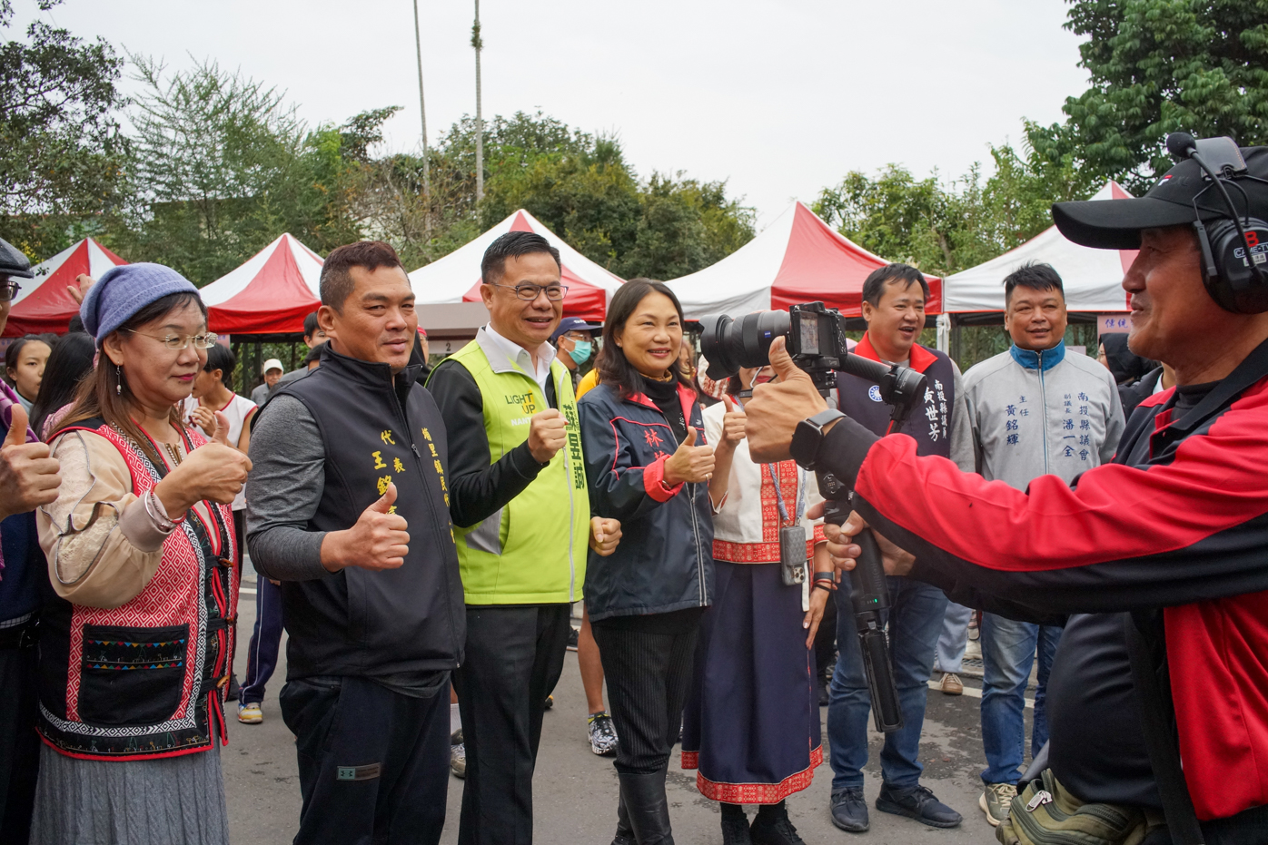 Les politiciens locaux en première ligne de la course… pour être sur la photo ! (photo © Sasa)