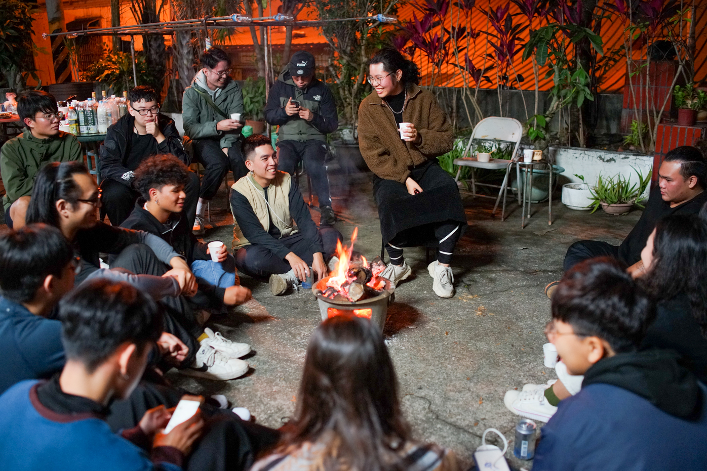 C’est l’occasion de réviser des mots de vocabulaire en Kaxabu tout en discutant et plaisantant ! (photo © Sasa)