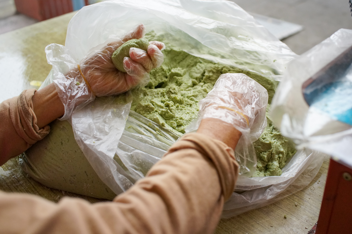 Pâte de riz gluant colorée à l’armoise (photo © Sasa)