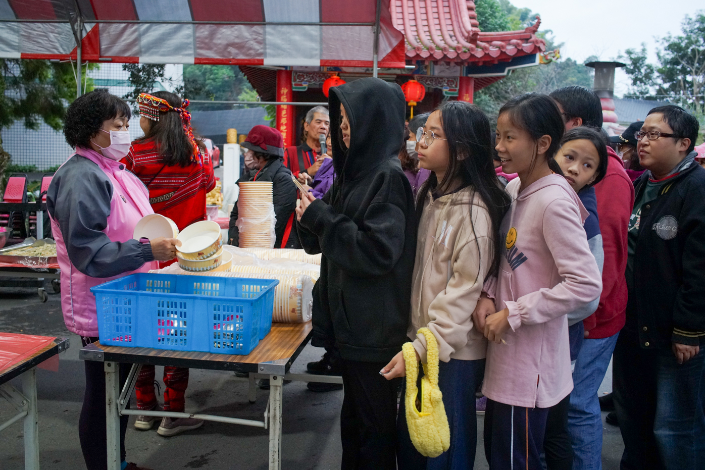 La queue pour le repas du soir (photo © Sasa)