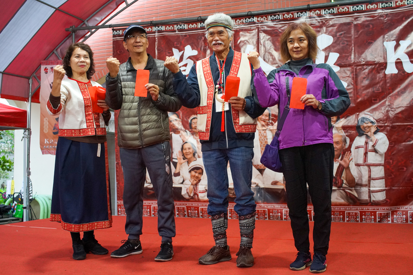 Les gagnants de la course, catégorie adultes (photo © Sasa)