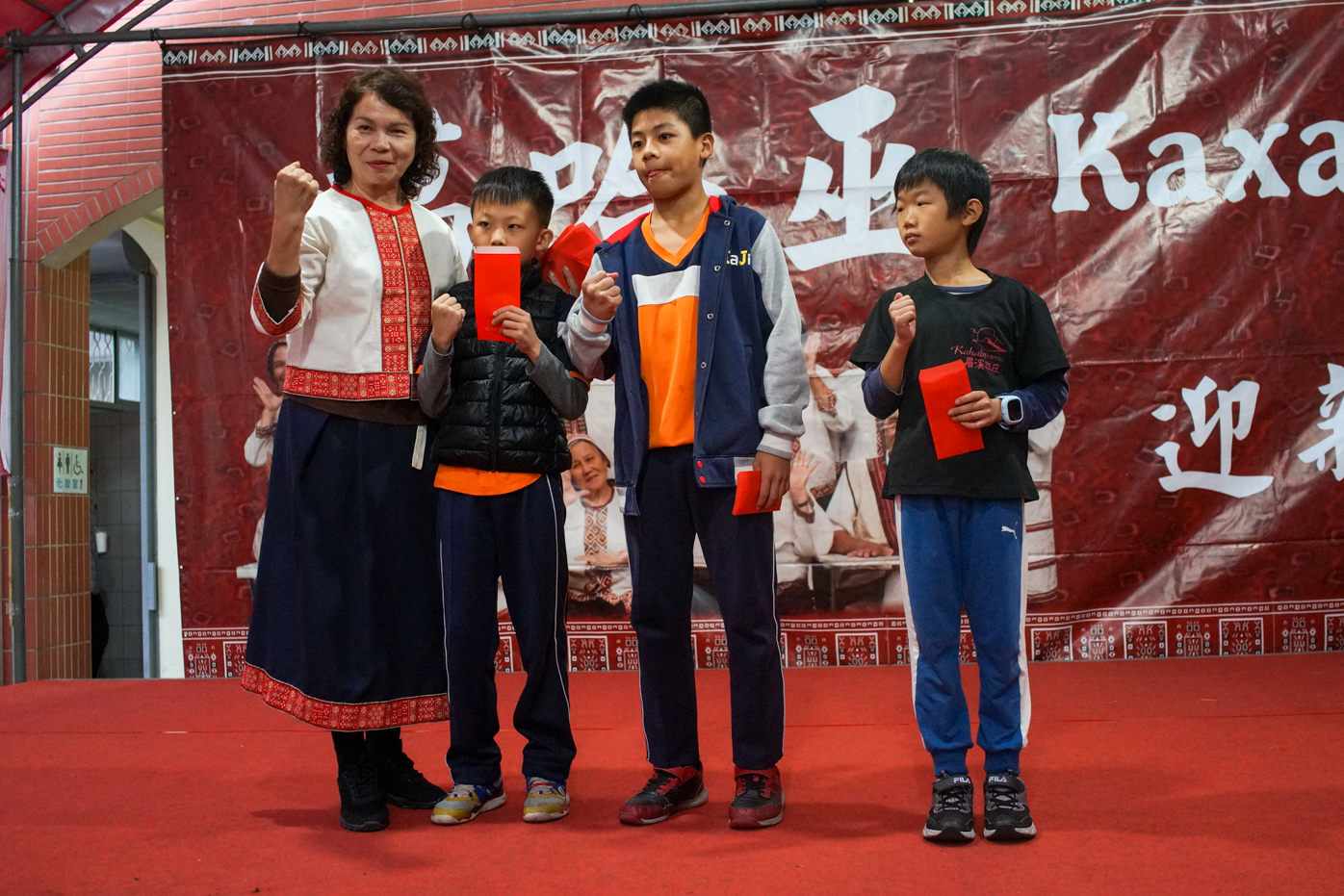 Les gagnants de la course, catégorie garçons (photo © Sasa)