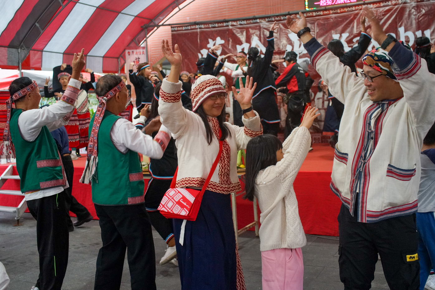 Avant de danser tous ensemble ! (photo © Sasa)