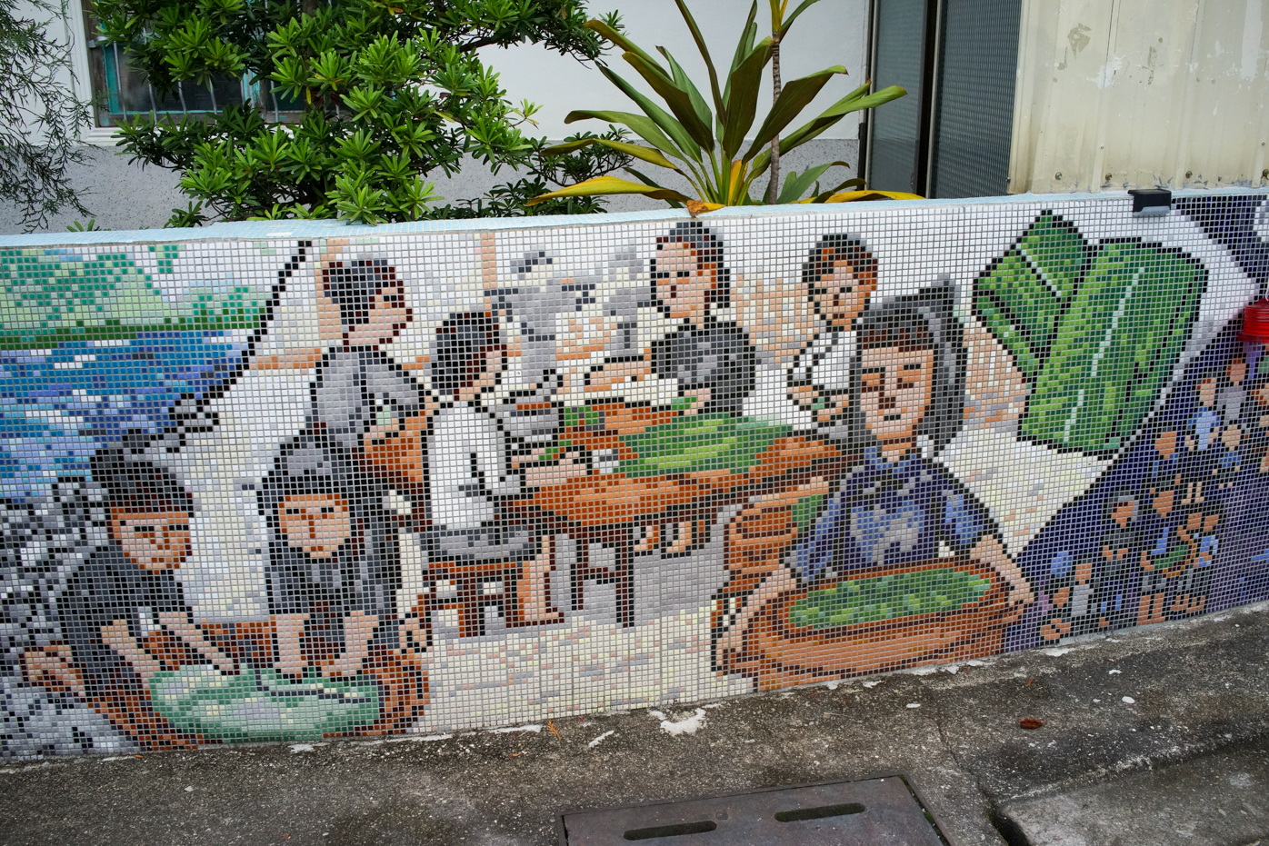 Une mosaïque réalisée par Mian Mian après des discussions avec les villageois, représente aussi les activités du nouvel an (photo © Sasa)