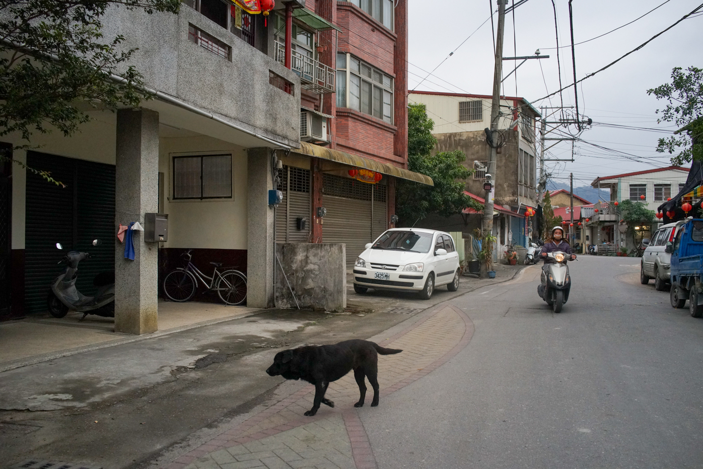 Dans les ruelles des villages où vivent les Kaxabu (photo © Sasa)