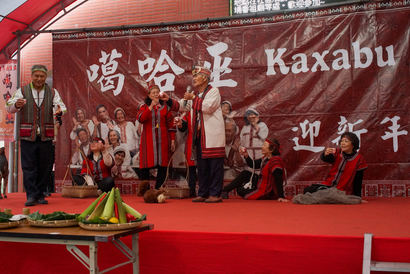 Les Kaxabu souhaitent la bonne année en buvant de l’alcool de millet (photo © Sasa)