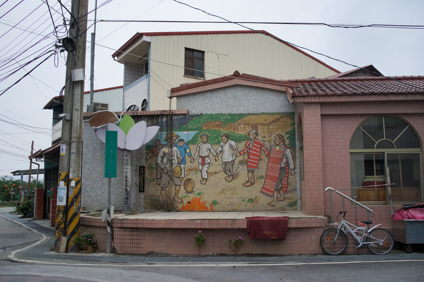 Dans les ruelles des villages où vivent les Kaxabu (photo © Sasa)