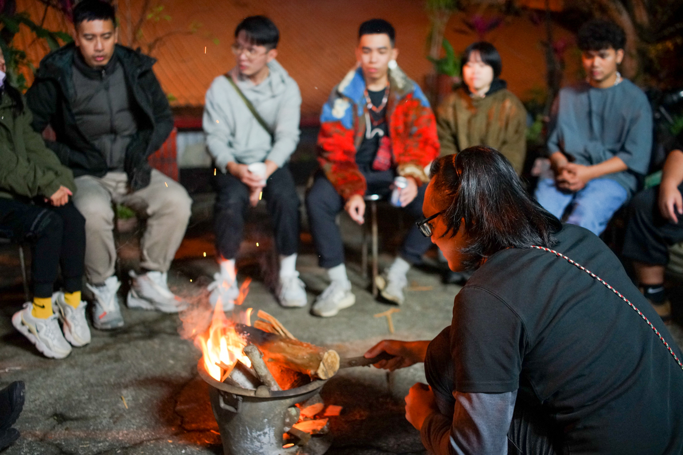 Le soir, les jeunes se sont aussi rassemblés autour d’un feu (photo © Sasa)