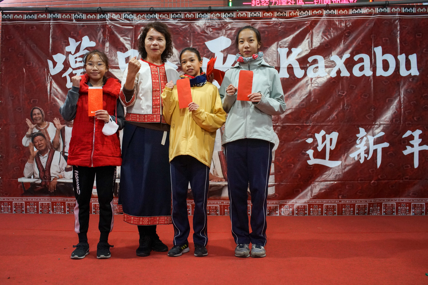 Les gagnantes de la course, catégorie filles (photo © Sasa)