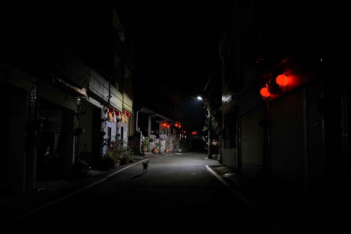 Dans les ruelles des villages où vivent les Kaxabu (photo © Sasa)