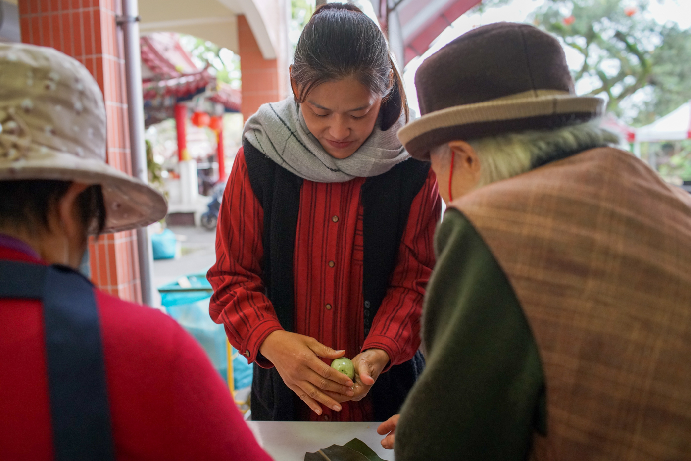 C’est la première fois que cette villageoise participe cette année à la confection des ala-koe, c’est l’occasion d’apprendre ! (photo © Sasa)
