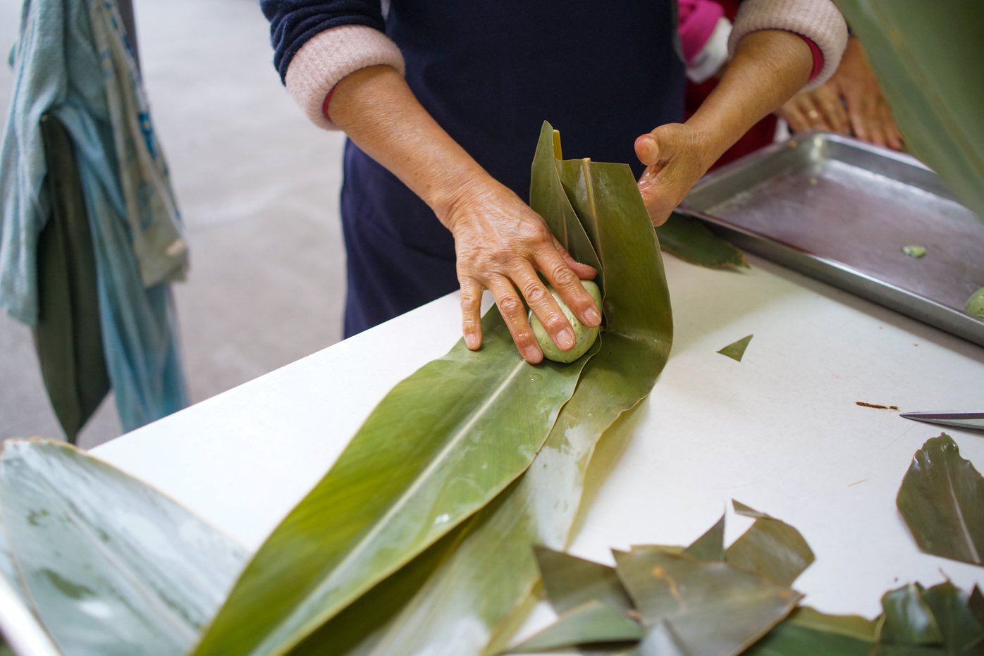 La pâte farcie est emballée dans une feuille de Yuetao (photo © Sasa)