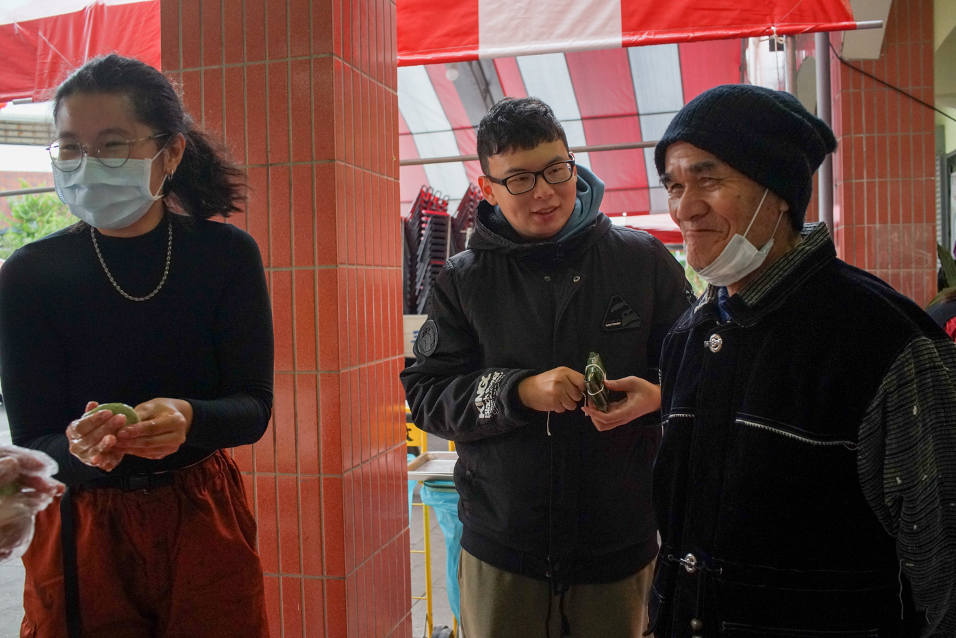 La confection des Ala-koe lors du nouvel an est une occasion d’interaction intergénérationnelle. Ici : de gauche à droite, Mian Mian, Huang Chih-hao et Pan Yin-yu (© Sasa)