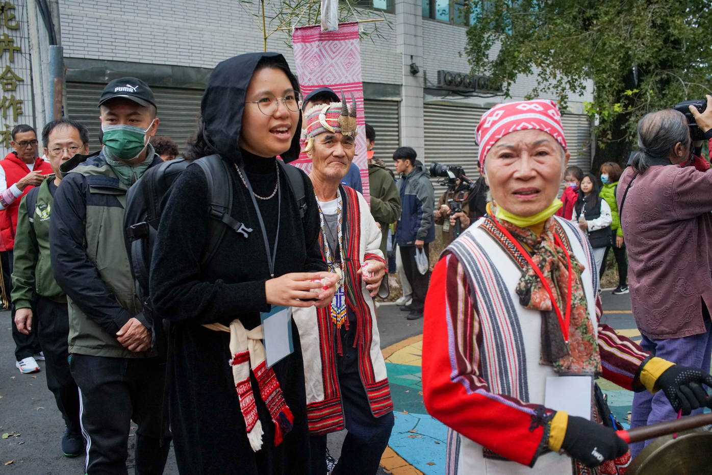 Les chants autour du feu ne durent que quelques minutes lors des cérémonies du nouvel an actuellement, alors que cela durait autrefois quatre soirées (© Sasa)
