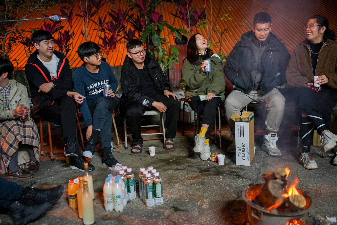 Toutefois, les jeunes organisent une deuxième partie de soirée, pour réviser le vocabulaire Kaxabu tout en discutant et en plaisantant (© Sasa)