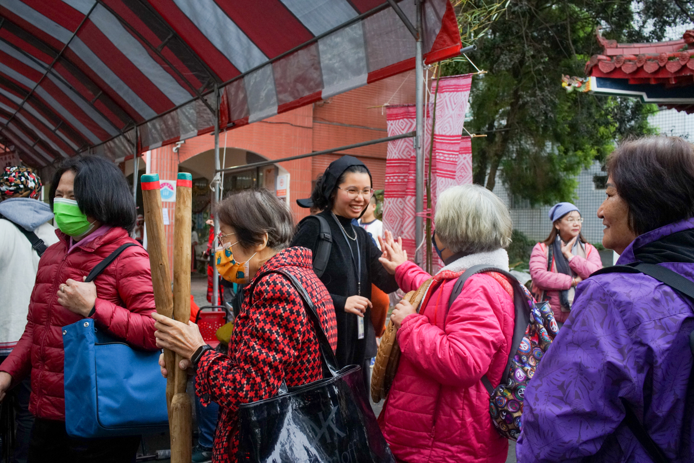 Le nouvel an permet aux différentes générations de se côtoyer… et en quelque sorte, de se passer le relais pour faire vivre l’identité Kaxabu (© Sasa)