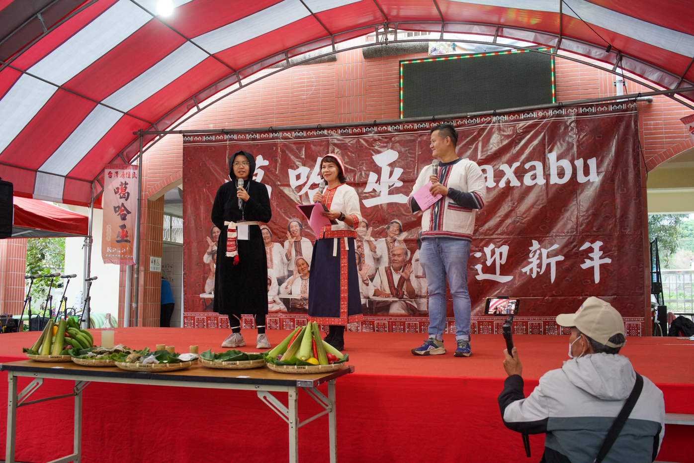 Mian Mian et Lin Hong-jui ont assuré l’interprétariat du taïwanais en kaxabu lors du nouvel an (© Sasa)