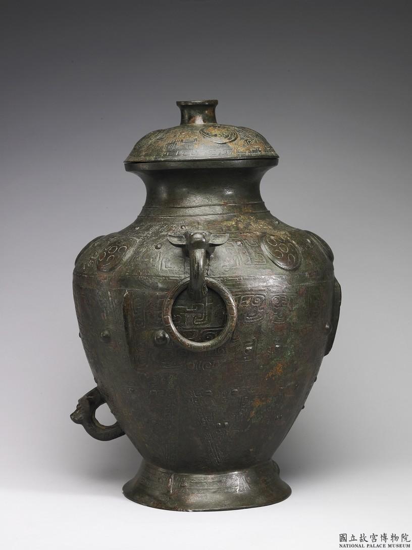 Image 9-3: Jarre “lei” avec motif de masque animal (source MNP)