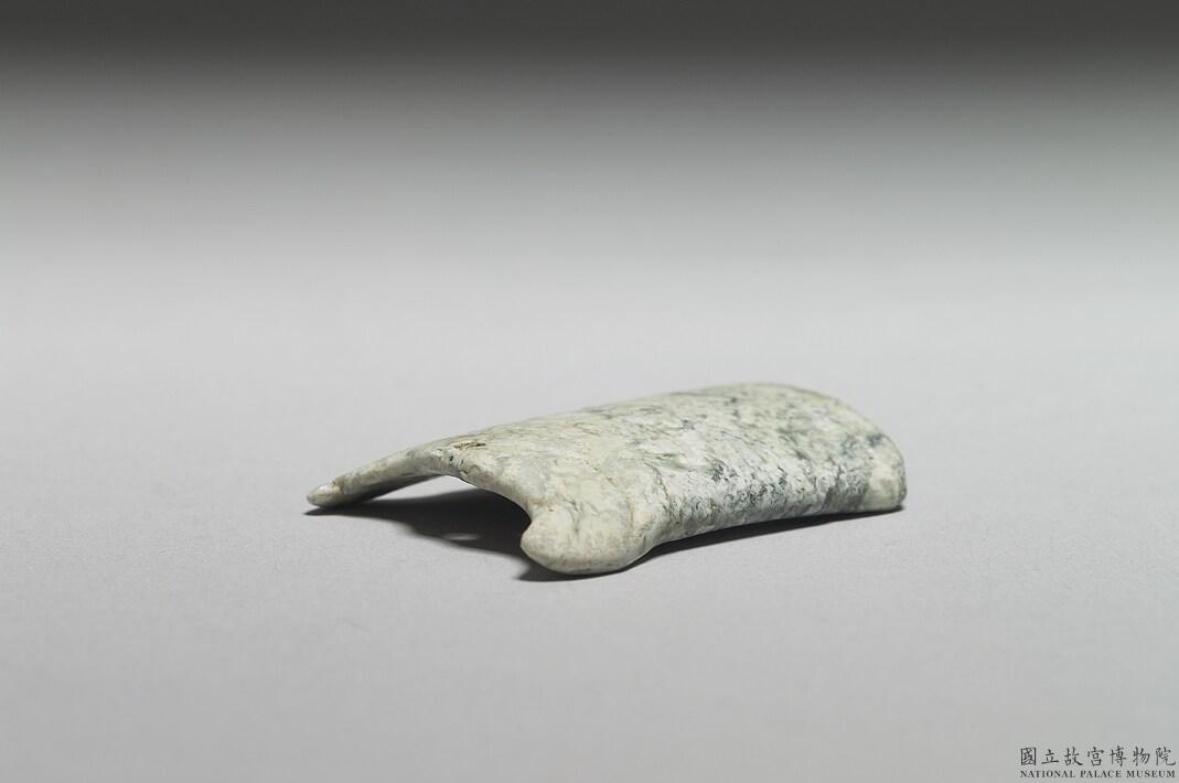 Image 7-2: Pendentif en jade en forme d'arc avec motif de masque animalier (source MNP)