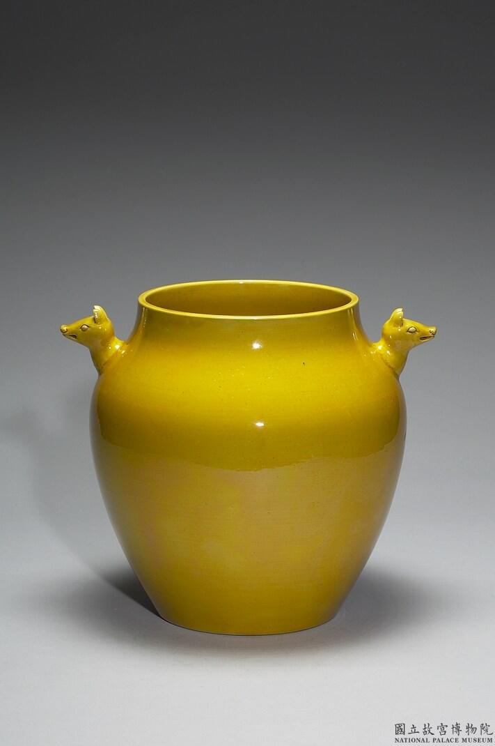Image 10-1: Jarre avec des poignées en forme d’animaux, porcelaine monochrome jaune (source MNP)