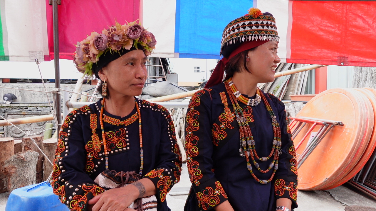 Chamanes du village de Tuban, Lukus et Tjuku