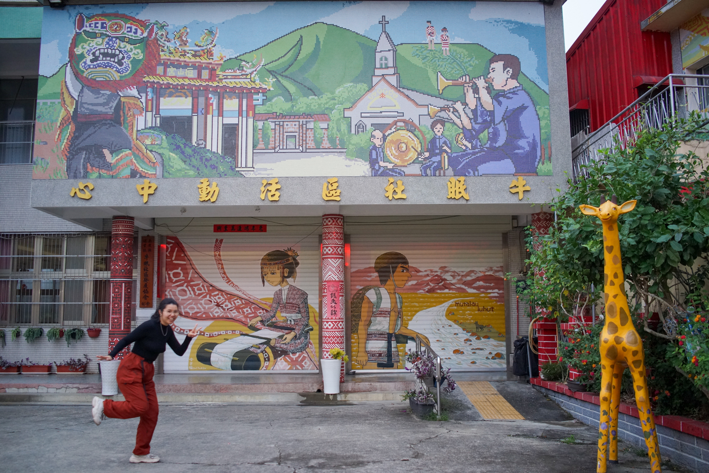 Mian Mian pose devant l'une des fresques qu'elle a réalisées après discussion avec les Kaxabu (photo : Sasa)