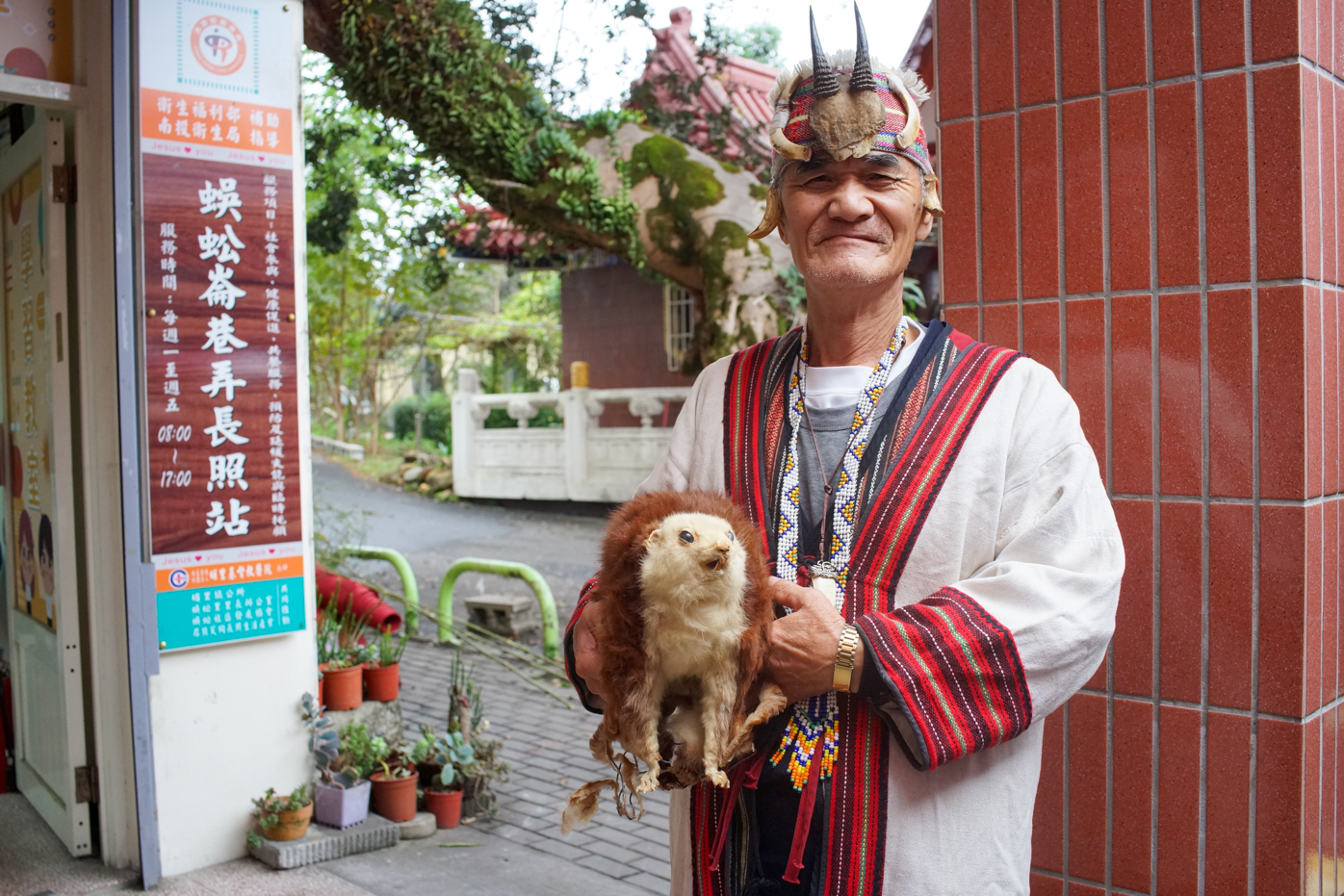 Pan Ying-yi pose avec un écureuil volant empaillé avant de monter sur scène lors du nouvel an (photo : Sasa)