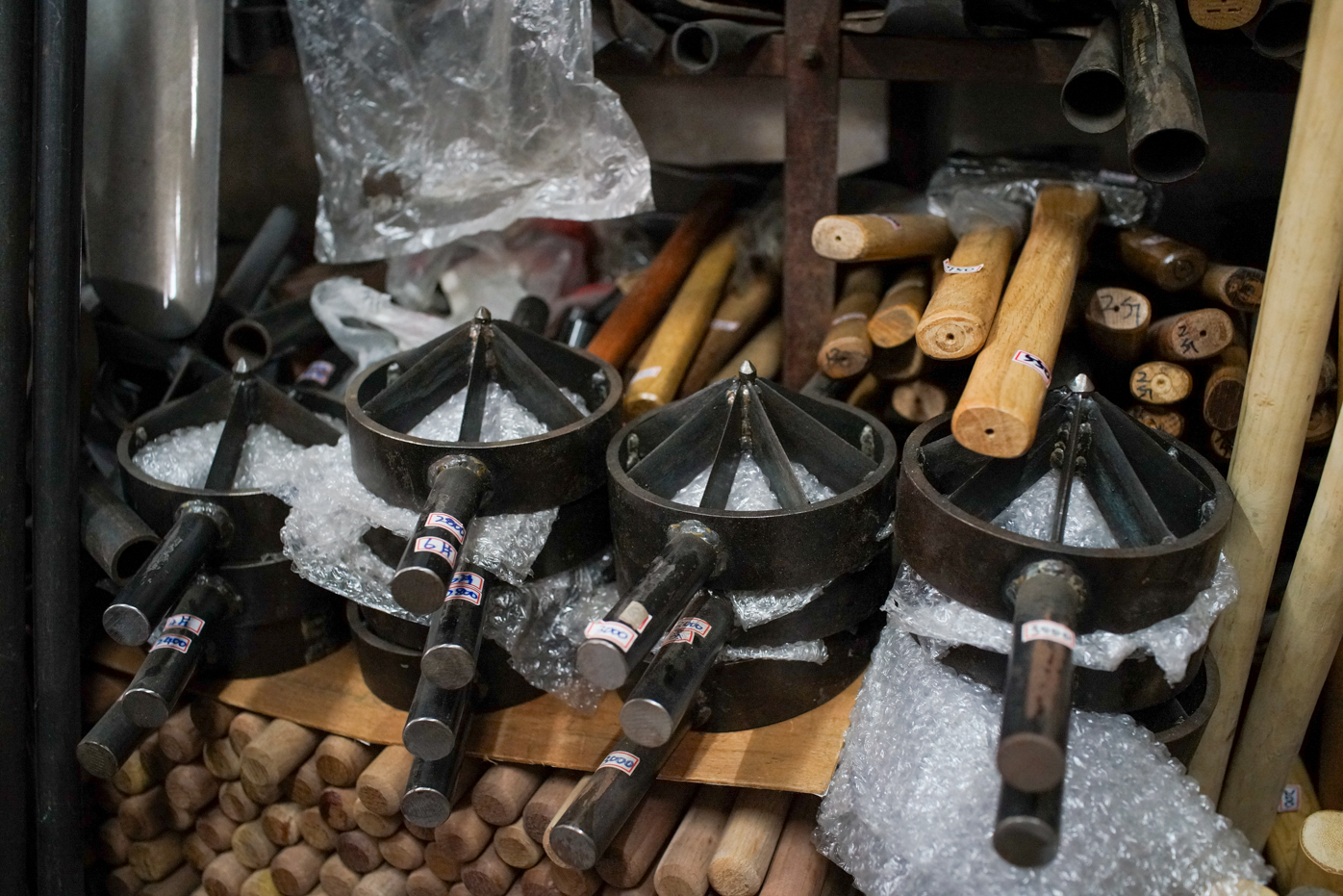 Outils pour couper le bambou en lamelles (photo © Sasa)