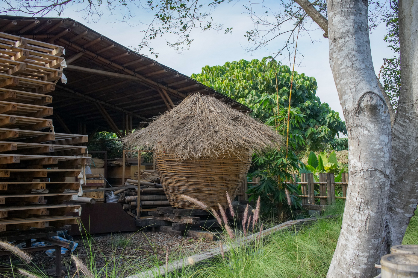 Traditionnellement, le stockage du riz se faisait dans ce grand panier en bambou (photo © Sasa)