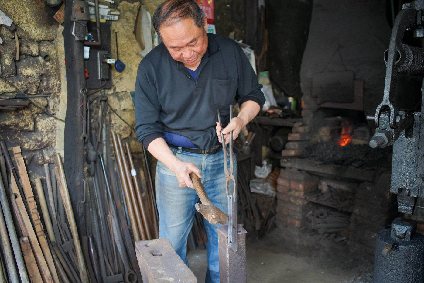 Forgeron à Zhushan (photo © Sasa)